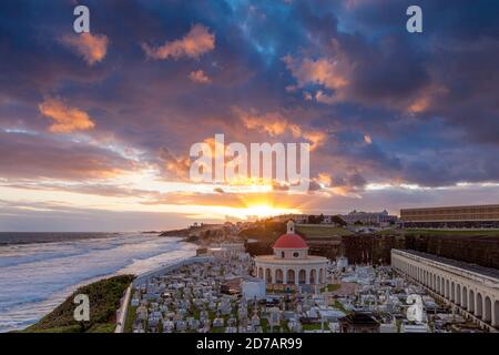 Sunrise over storica di Santa Maria Magdalena de Pazzis cimitero nella vecchia San Juan Portorico Foto Stock