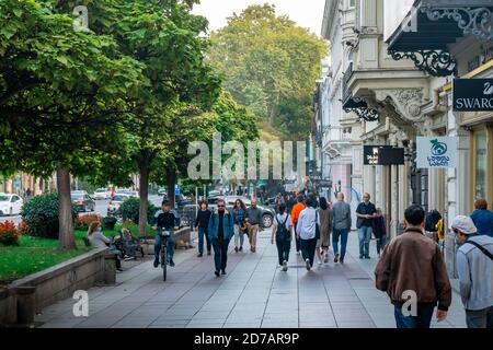 Tbilisi, Georgia - 18 ottobre 2020: Persone che camminano sulla via Rustaveli Avenue Foto Stock