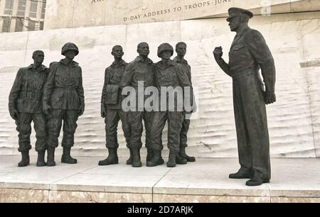 Monumento commemorativo di Thr Dwight D. Eisenhower a Washington, DC. Il Generale Esienhower visita i paracadutisti della 101esima Airborne la sera prima del giorno d'inizio. PH Foto Stock