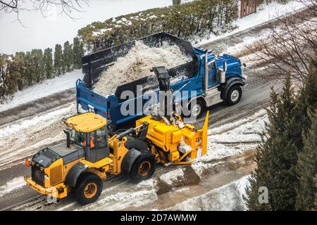 Spazzaneve camion pulizia città strada rimozione neve con spazzaneve, spazzaneve, camion per attrezzature pesanti Foto Stock