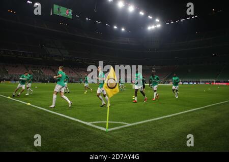 Mailand, Italia. 21 Ott 2020. Calcio: Champions League, Inter Milan - Borussia Moenchengladbach, Group Stage, Gruppo B, Giornata 1 allo stadio Giuseppe Meazza. I giocatori di Borussia Mönchengladbach si riscaldano prima della partita. Credit: Cesar Luis de Luca/dpa/Alamy Live News Foto Stock