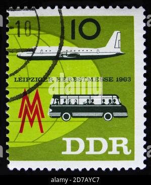 MOSCA, RUSSIA - 2 APRILE 2017: Un francobollo stampato in DDR (Germania) mostra Globe, aereo e autobus, rilasciato per pubblicizzare la Fiera Autunno di Lipsia 1963, circ Foto Stock