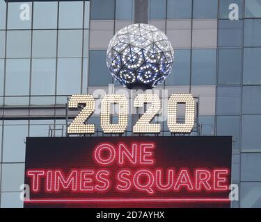 New York, Stati Uniti. 21 Ott 2020. Il ballo della vigilia di Capodanno e 2020 numeri si trovano sul tetto di One Times Square a New York City mercoledì 21 ottobre 2020. Recentemente, alcuni quartieri di Brooklyn e Queens hanno visto un leggero aumento nei casi di coronavirus. Foto di John Angelillo/UPI Credit: UPI/Alamy Live News Foto Stock