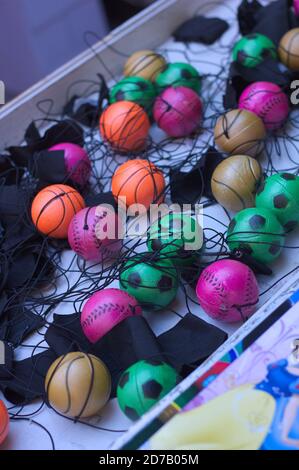 Primo piano di alcune palline di forme e colori diversi in Un mercato tradizionale a San Blas Foto Stock