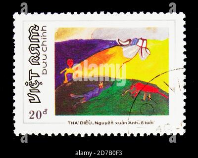 MOSCA, RUSSIA - 26 NOVEMBRE 2017: Un francobollo stampato in Vietnam mostra 'Flying Kites' - Pittura di Nguyen Xuan Oanh, i dipinti per bambini vietnamiti se Foto Stock
