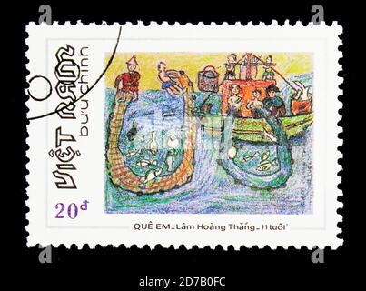MOSCA, RUSSIA - 26 NOVEMBRE 2017: Un francobollo stampato in Vietnam mostra 'la mia terra nativa' - Pittura di Lam Hoang Thang, dipinti per bambini vietnamiti s Foto Stock