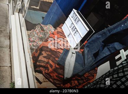 Newark su Trent - 20 Maggio 2020 - Vista della finestra di visualizzazione di Stay Safe Sign in Shop durante il blocco Covid a Newark, UK Foto Stock