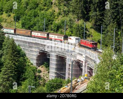 Treno merci che passa lo Schmittentobel-viadukt vicino Filisur, ponte sotto manutenzione, Svizzera Foto Stock