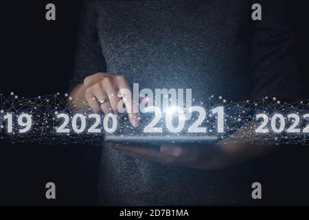 Tocca a mano la rete globale su tablet con ologramma virtuale 2021 anni. Il concetto di comunicazione e internet delle cose Foto Stock