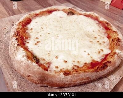 Pizza fatta in casa, cucina casalinga, margerita di pizza, torta di pizza di hme backed Foto Stock