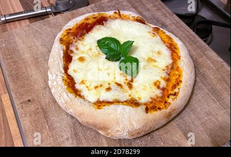 Pizza fatta in casa, cucina casalinga, margerita di pizza, torta di pizza di hme backed Foto Stock