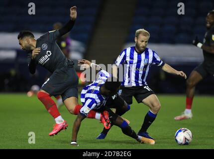 Il Saman Ghoddos di Brentford viene affrontato da Moses Odubajo e Barry Bannan i mercoledì di Sheffield durante la partita del campionato Sky Bet a Hillsborough, Sheffield. Foto Stock