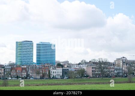 ARNHEM, PAESI BASSI, 4 MARZO 2020: Due scyscraper ad Arnhem dal Parco Sonsbeek ad Arnhem Foto Stock
