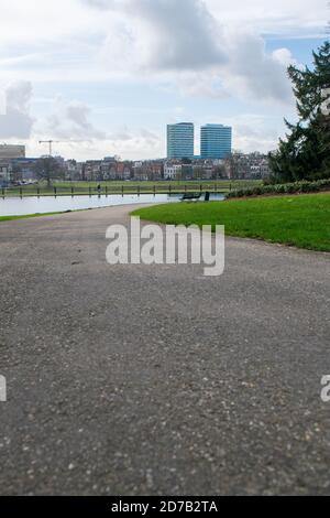 ARNHEM, PAESI BASSI, 4 MARZO 2020: Due scyscraper ad Arnhem dal Parco Sonsbeek ad Arnhem Foto Stock