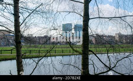 ARNHEM, PAESI BASSI, 4 MARZO 2020: Due scyscraper ad Arnhem dal Parco Sonsbeek ad Arnhem Foto Stock