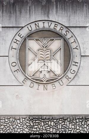 Stemma dell'Università di Edimburgo sull'edificio universitario, Edimburgo, Scozia, Regno Unito Foto Stock