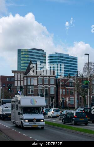 ARNHEM, PAESI BASSI, 4 MARZO 2020: Due scyscraper ad Arnhem dal Parco Sonsbeek ad Arnhem Foto Stock