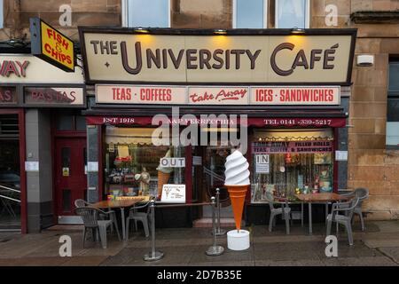The University Cafe - come un caffè è in grado di aprire durante le restrizioni locali di ospitalità coronavirus, Glasgow, Scozia, UK ottobre 2020 Foto Stock
