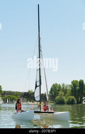 giovane coppia in barca a vela su un lago Foto Stock