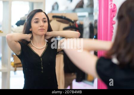 una donna che si adatta al collo di perla Foto Stock