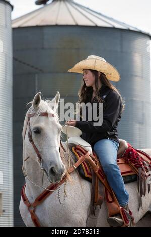 Liliana Castaneda attende il suo turno ad uno spettacolo di danza del Cavallo Messicano a Tieton, Washington, sabato 17 ottobre 2020. La danza tradizionale è in fase di registrazione per essere presentata praticamente durante i mesi di ottobre e novembre nel tentativo di limitare la diffusione del virus COVID-19 durante la celebrazione annuale della comunità di Dias de los Muertos Arts & Humanities. Foto Stock