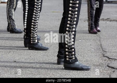 Mariachi Los Trovadores accompagnano una rappresentazione di ballo del Cavallo Messicano a Teton, Washington sabato 17 ottobre 2020. La danza tradizionale è in fase di registrazione per essere presentata praticamente durante i mesi di ottobre e novembre nel tentativo di limitare la diffusione del virus COVID-19 durante la celebrazione annuale della comunità di Dias de los Muertos Arts & Humanities. Foto Stock