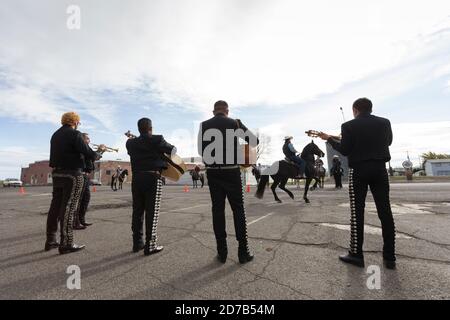 Mariachi Los Trovadores accompagnano una rappresentazione di ballo del Cavallo Messicano a Teton, Washington sabato 17 ottobre 2020. La danza tradizionale è in fase di registrazione per essere presentata praticamente durante i mesi di ottobre e novembre nel tentativo di limitare la diffusione del virus COVID-19 durante la celebrazione annuale della comunità di Dias de los Muertos Arts & Humanities. Foto Stock