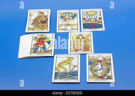 Carte Tarocchi isolate su sfondo blu Foto Stock