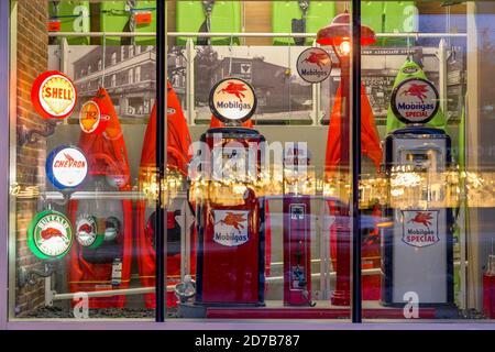 Visualizzazione della pompa di gas nella finestra Canadian Tire Store, Vancouver, British Columbia, Canada Foto Stock