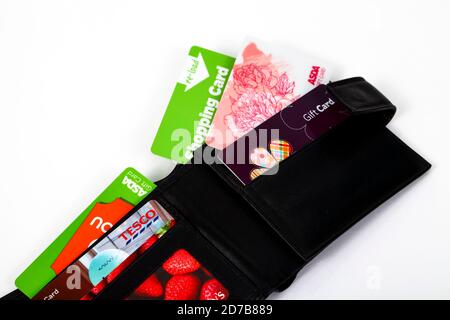 Carte regalo per supermercati nel Regno Unito in un portafoglio in pelle Foto Stock