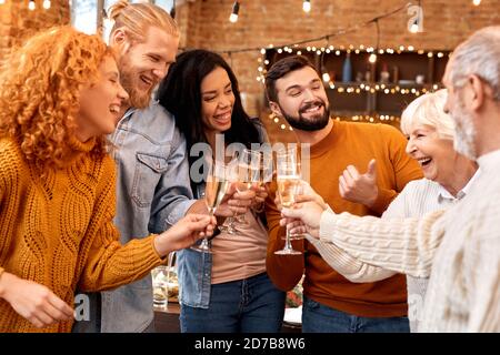 Felice famiglia multirazziale congratularsi con i nonni coppia con anniversario Foto Stock