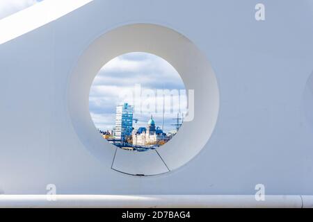 La Dogana e la Liberty Hall di Dublino, Irlanda, hanno visto attraverso i portali del Samuel Beckett Bridge sul fiume Liffey. Foto Stock