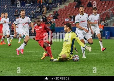 Salisburgo, Austria 21 ottobre 2020: CL - 20/21 - RB Salisburgo vs. Locomotiva Mosca v. left im duels Patson Daka (FC Salzburg), e Goalhueter Guilherme (LOK Moscow) | usage worldwide Credit: dpa picture Alliance/Alamy Live News Foto Stock