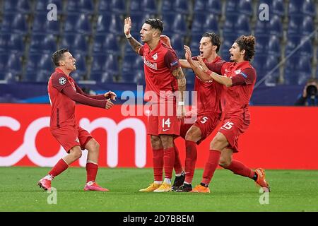 Salisburgo, Austria 21 ottobre 2020: CL - 20/21 - RB Salzburg vs. Mosca Locomotiva seconda da sinistra Dominik Szoboszlai (FC Salzburg) si acclama dopo il suo obiettivo di equalizzare 1:1, con i suoi compagni di squadra Credit: dpa Picture Alliance/Alamy Live News Foto Stock