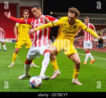 Staffordshire, Regno Unito. 21 Ott 2020. Campionato di calcio inglese della Lega Calcio, Stoke City contro Barnsley; Tom Ince di Stoke City sotto pressione credito: Action Plus Sports Images/Alamy Live News Foto Stock