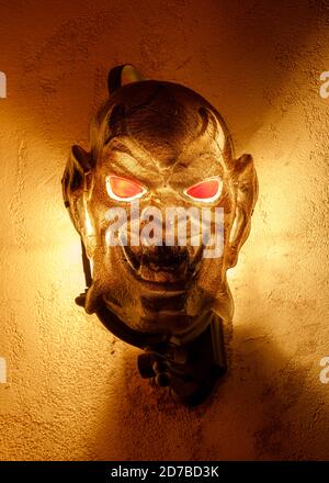 Demonic Face Light Fixture decorating House esterno per Halloween Foto Stock