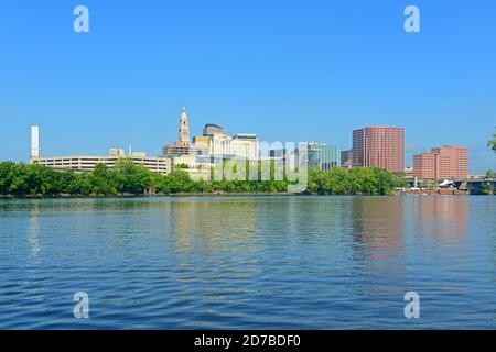 Hartford moderno skyline della città attraverso il fiume Connecticut, Hartford, Connecticut, Stati Uniti. Foto Stock