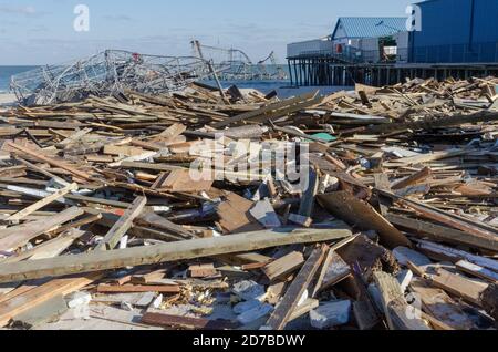 Seaside Heights, NJ, 11/5/12 -- quando l'uragano Sandy è venuto a terra ha rotto la passerella qui e ha lasciato le montagne russe nell'oceano. Co. Pulizia Foto Stock