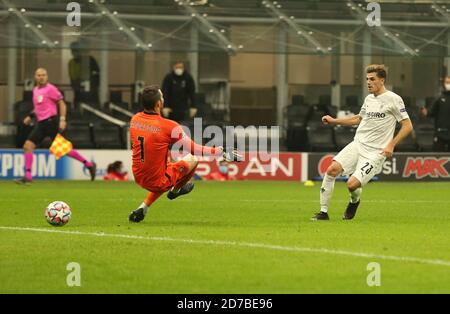 Mailand, Italia. 21 Ott 2020. Calcio: Champions League, Inter Milan - Borussia Moenchengladbach, Group Stage, Gruppo B, Giornata 1 allo stadio Giuseppe Meazza. Jonas Hofmann di Mönchengladbach (r) segna il 2:1. Credit: Cezaro de Luca/dpa/Alamy Live News Foto Stock