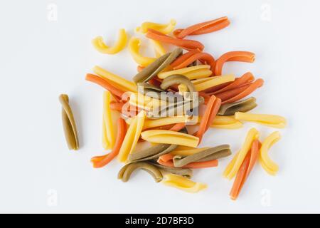 Pasta tricolore, macaron italiano in tre colori chiamato Caserecce su fondo neutro Foto Stock