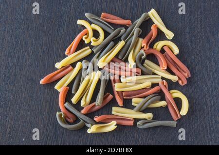 Pasta tricolore, macaron italiano in tre colori chiamato Caserecce su fondo neutro Foto Stock