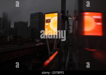 Londra, Regno Unito. 21 Ott 2020. Foto scattata il 21 ottobre 2020 mostra i segni del livello di allarme locale COVID-19 è alto, alla stazione Blackwall DLR a Londra, Gran Bretagna. Altre 26,688 persone in Gran Bretagna sono state positive per COVID-19, il più alto aumento giornaliero mai da quando è iniziata la pandemia nel paese, secondo i dati ufficiali rilasciato Mercoledì. Credit: Tim Ireland/Xinhua/Alamy Live News Foto Stock