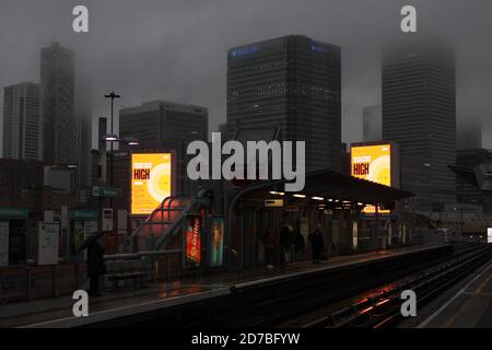 Londra, Regno Unito. 21 Ott 2020. Foto scattata il 21 ottobre 2020 mostra i segni del livello di allarme locale COVID-19 è alto, alla stazione Blackwall DLR a Londra, Gran Bretagna. Altre 26,688 persone in Gran Bretagna sono state positive per COVID-19, il più alto aumento giornaliero mai da quando è iniziata la pandemia nel paese, secondo i dati ufficiali rilasciato Mercoledì. Credit: Tim Ireland/Xinhua/Alamy Live News Foto Stock