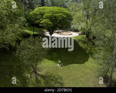 AJAXNETPHOTO. LOUVECIENNES, FRANCIA. - GIARDINO PRIVATO PER I RESIDENTI DI APPARTAMENTI IN UN DOMINIO SULLE ALTURE NORD EST DEL CENTRO VILLAGGIO CHE DOMINA IL FIUME SENNA; UNA DELLE MOLTE POSIZIONI NELLA ZONA VISITATA DA PITTORI IMPRESSIONISTI DEL 19 ° SECOLO COME ALFRED SISLEY, CAMILLE PISSARRO, AUGUSTE RENOIR E ALTRI PRIMA DELLA MODERNA RIQUALIFICAZIONE DEL PAESAGGIO. PHOTO:JONATHAN EASTLAND/AJAX REF:DLX1 20206 445 Foto Stock