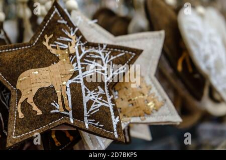 Elementi decorativi di Natale e Capodanno in marrone Foto Stock