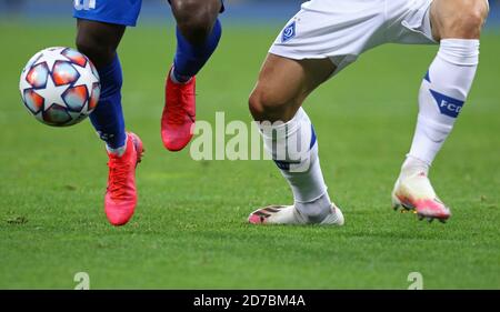 KIEV, UCRAINA - 29 SETTEMBRE 2020: Cosce ravvicinate di giocatori di calcio viste durante il gioco di play-off della UEFA Champions League Dynamo Kyiv v Gent allo stadio NSC Olimpiyskyi di Kiev, Ucraina Foto Stock