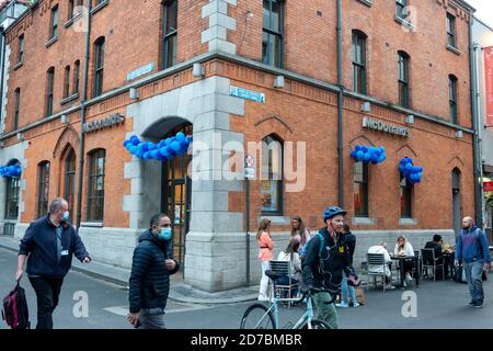 Covid Ireland Lockdown e persone che indossano maschere al di fuori McDonald's in Temple Bar Street Dublino durante l'epidemia di Coronavirus Covid 19 a Dublino Irlanda Foto Stock