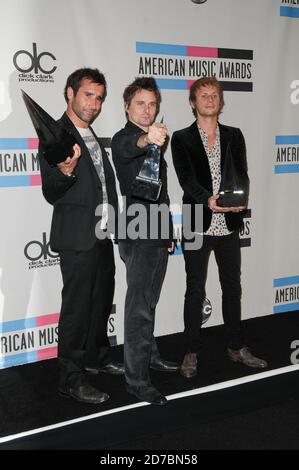 Christopher Wolstenholme, Matthew Bellamy e Dominic James Howard al 2010 American Music Awards - Sala Stampa - al Nokia Theatre di Los Angeles Foto Stock