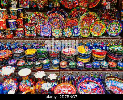 Colorati souvenir piatti in ceramica realizzati in ceramica in un mercato  in stallo a Cours Saleya, famoso mercato di Nizza, che è noto per il fatto  a mano doni, flo Foto stock 