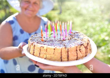 Famiglia che festeggia insieme il compleanno della nonna. Amore per la mamma. Buon compleanno. Buon compleanno Foto Stock
